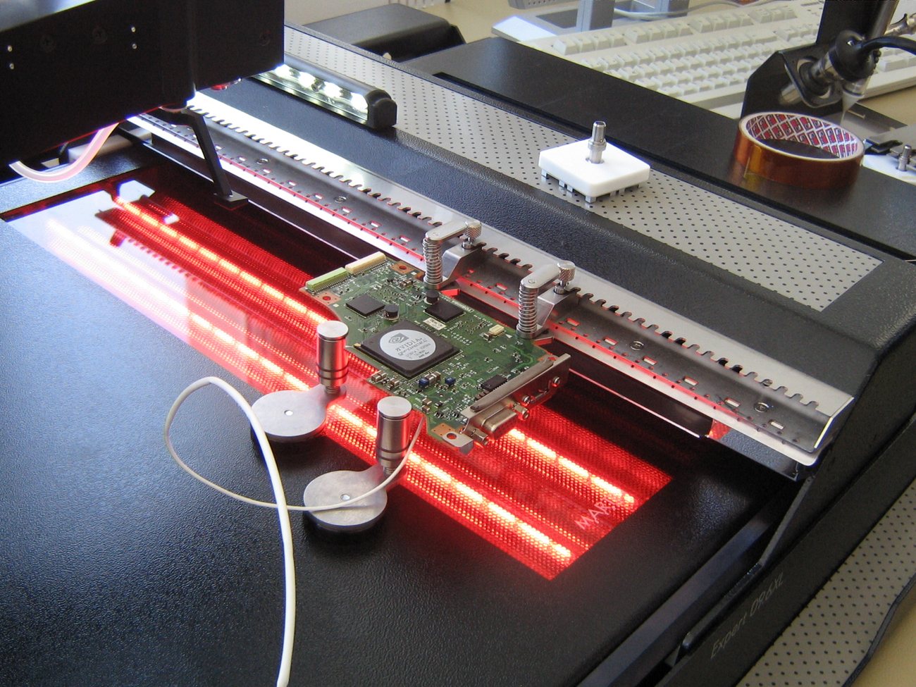 Leiterplatte auf der IR-Rework-Station bei D&S Electronics